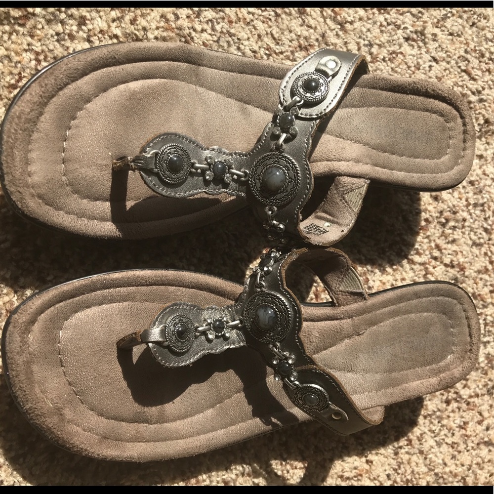 Minnetonka Silver Sandals - Embellishments. Sz 8.